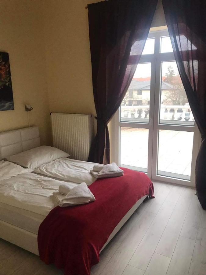 バラトンレッレ Y Panzio Bed & Breakfast エクステリア 写真